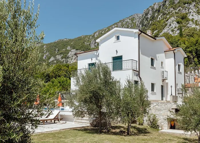 Cozy Home In Herceg Novi