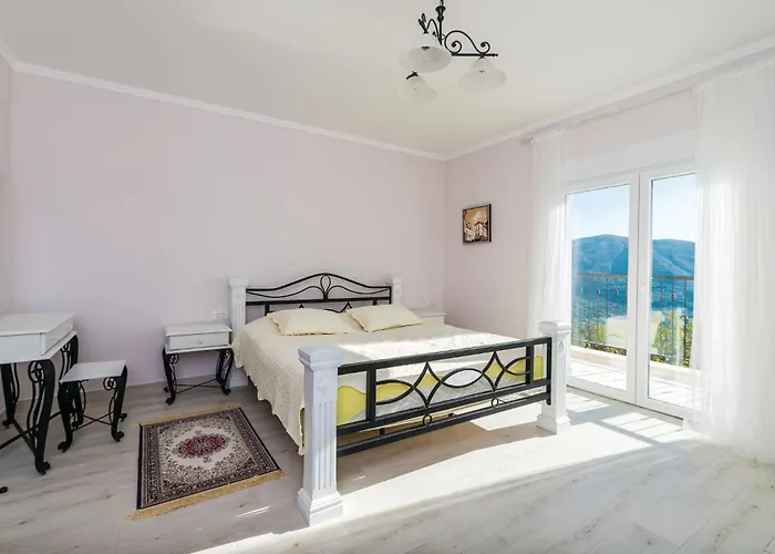 Cozy Home In Herceg Novi
